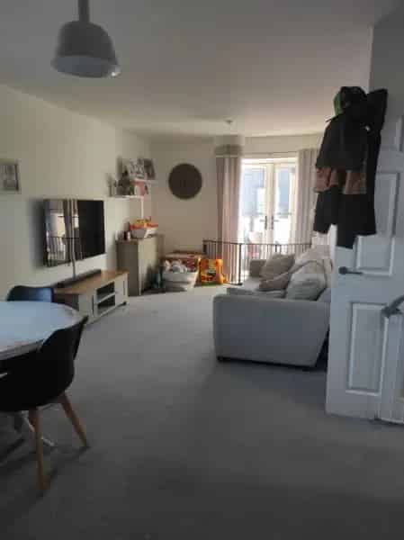 Large 2-Bedroom Flat Near Train Station