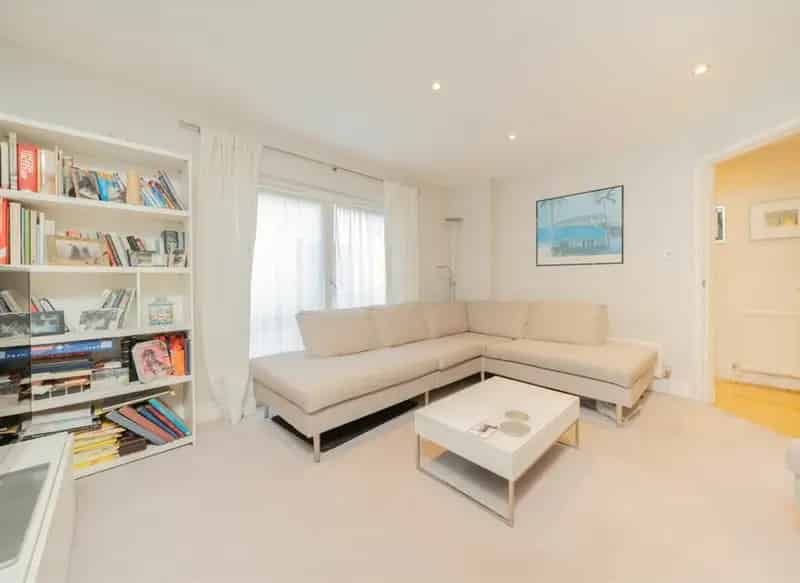 Two Double Bedroom Mews House with Secure Parking and Amenities