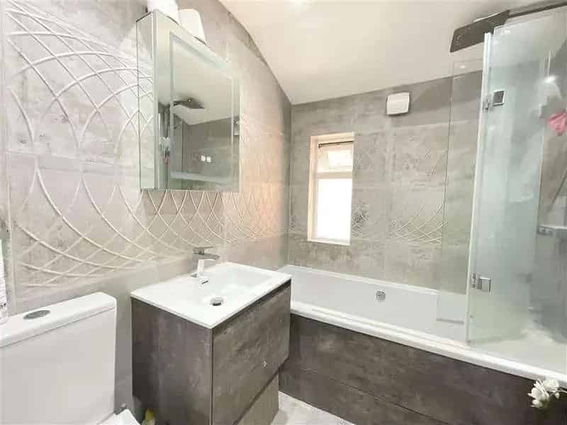 3 Bed Flat for Sale South Woodford Central Line Garage Garden