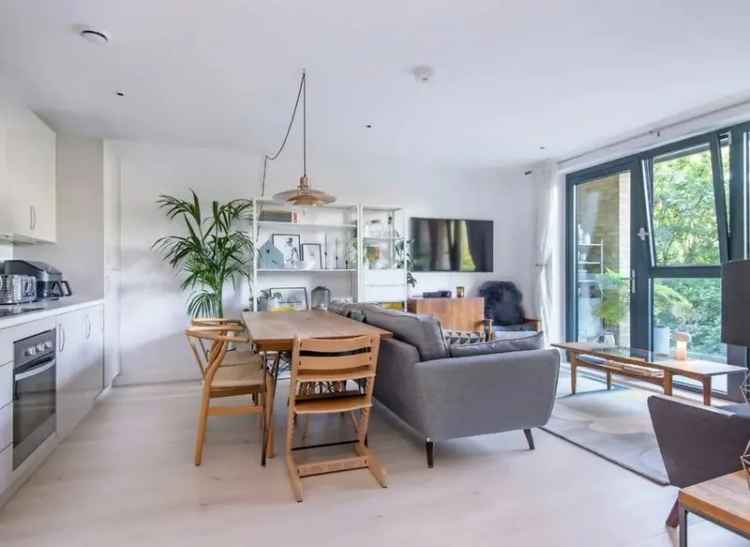 Flat For Sale in London, England