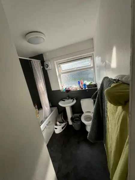 Flat For Rent in Salford, England