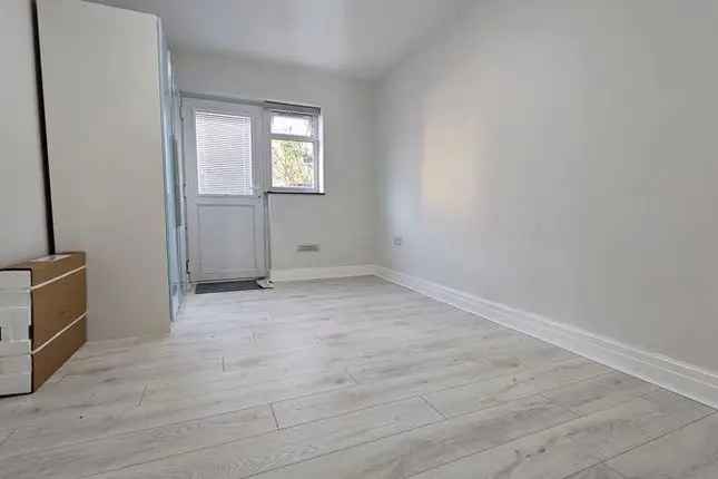 Flat to rent in Albany Road, Roath, Cardiff CF24