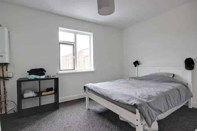 2 Bed House For Sale Near Town Centre