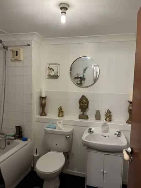 Ground Floor Two Bed Flat Near Shops and Doctors