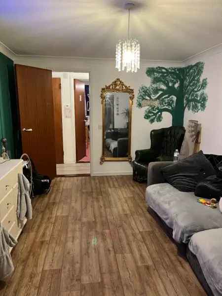 Ground Floor Two Bed Flat Near Shops and Doctors