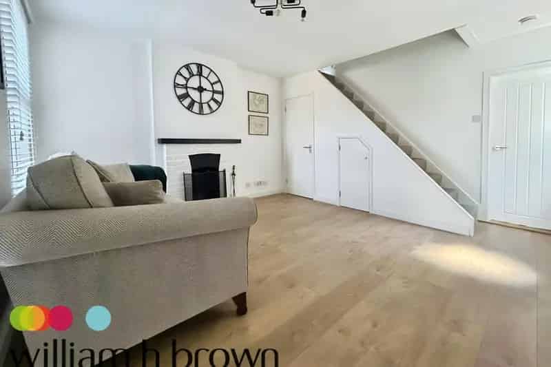 Modern Cottage Near Hospital Mainline Station London