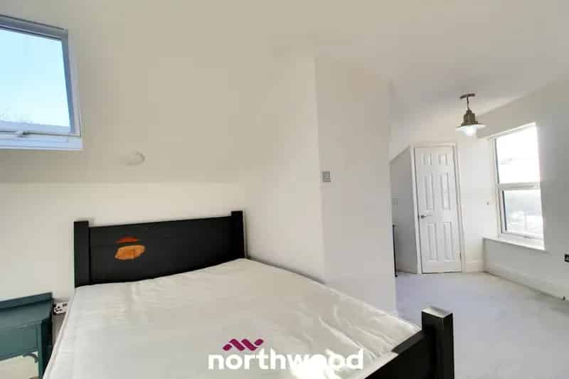 Furnished Double Room with Private Bathroom Bills Included Central Location