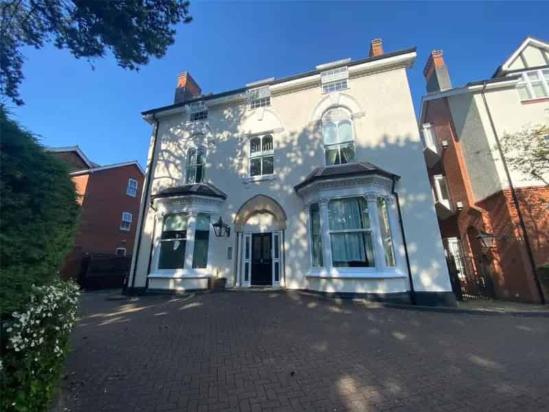 2 Bedroom Apartment Near Sutton Coldfield Train Station