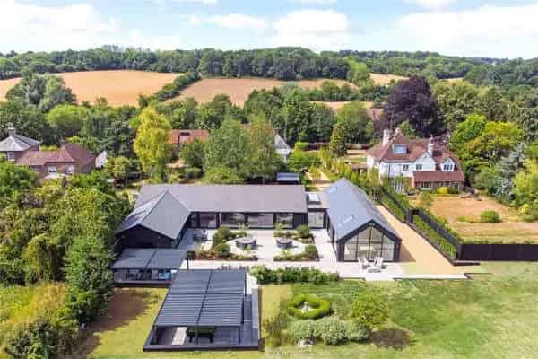 Luxury 4/5-Bedroom Detached House with 2.5 Acres