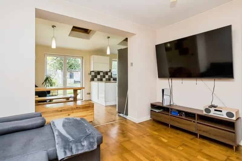 4 Bedroom Family Home with Garden and Driveway Parking