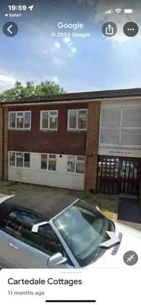 House in Lovely Neighbourhood with Roadside Parking