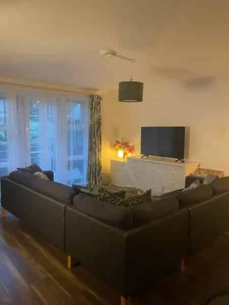 2 Bed Ground Floor Apartment with Patio and Communal Garden