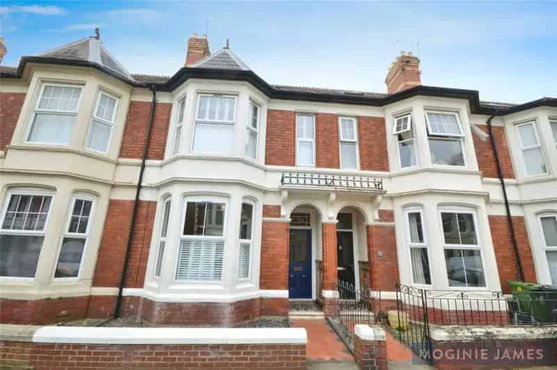 5 Bedroom Terraced House for Sale Near Amenities and Parks