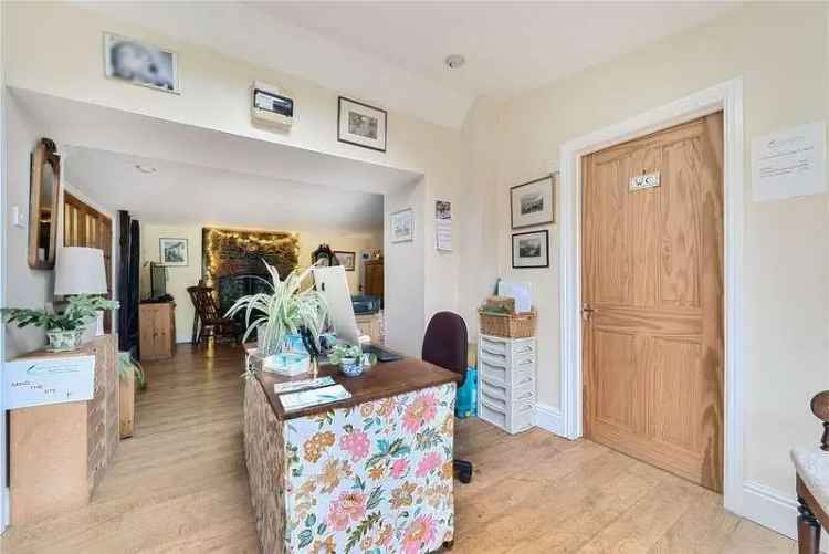 5 Bed House for Sale Near Town Centre