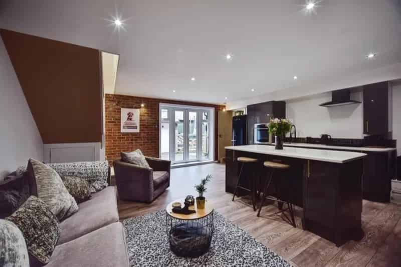 Spacious Detached Family Home with Four Bedrooms and Two Kitchens