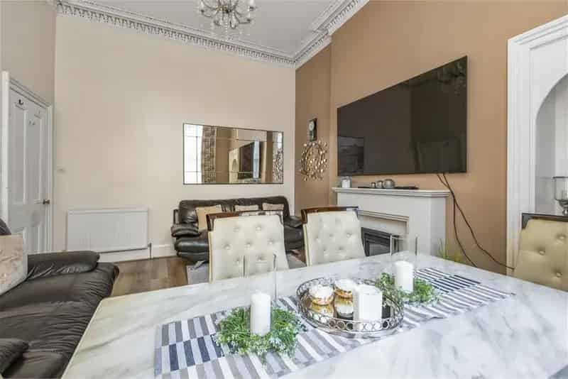 2 Bed Flat Maindoor with 1 Reception Room