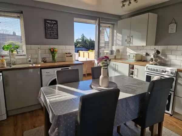 3 Bed House Large Gardens Off Road Parking