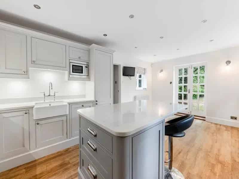 5 Bedroom Detached House for Sale Near Rail Links