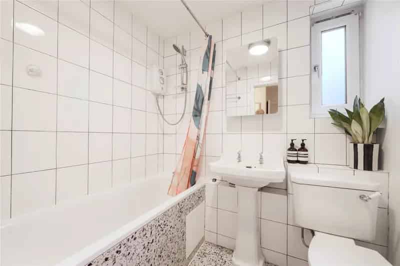 1 Bedroom Flat London First Floor Communal Garden