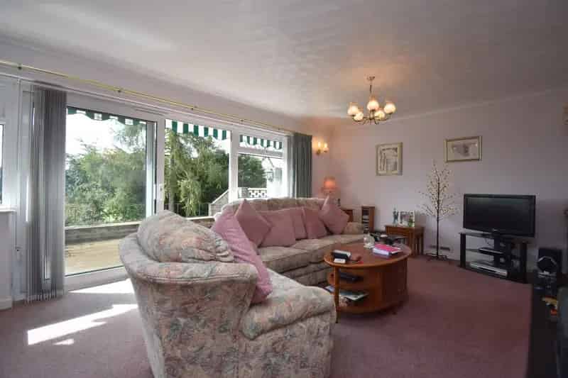3 Bed House for Sale Spacious Family Home