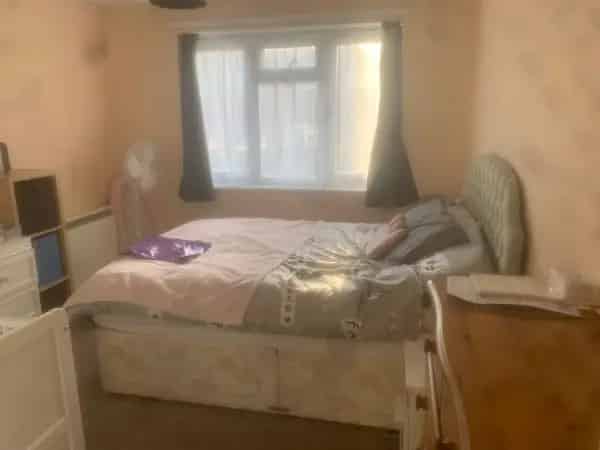 Ground Floor Flat 2 Beds Near Shops and Train Station