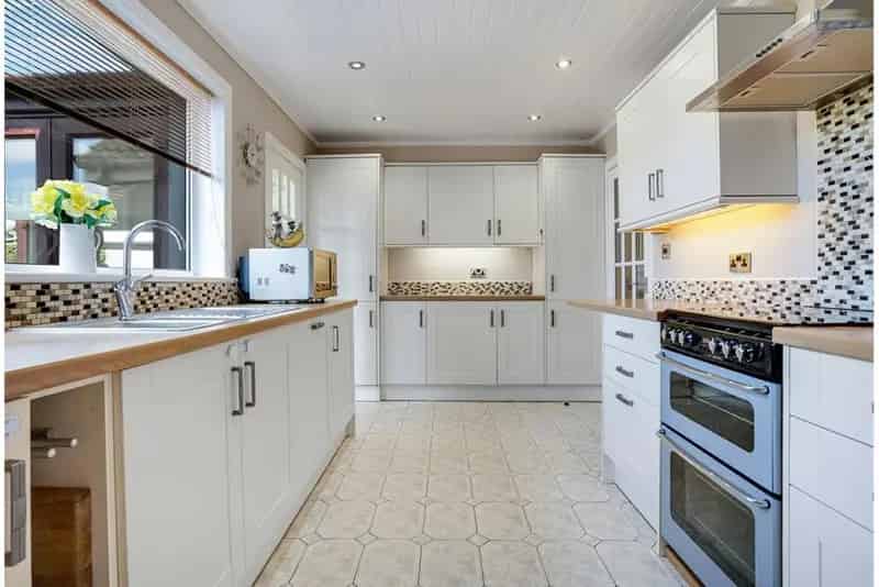 5 Bed Detached House with 2 Reception Rooms