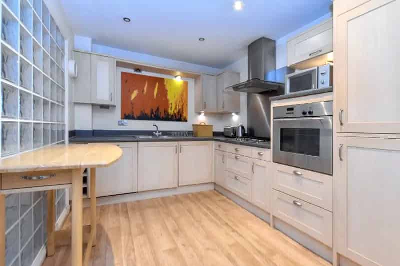 Two Double Bedroom Apartment with Parking in Headingley
