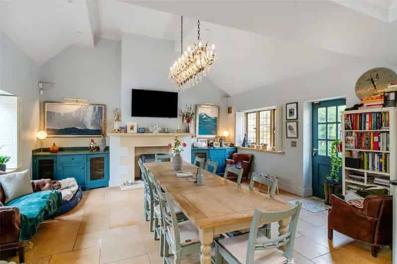 6 bedroom detached house for sale
