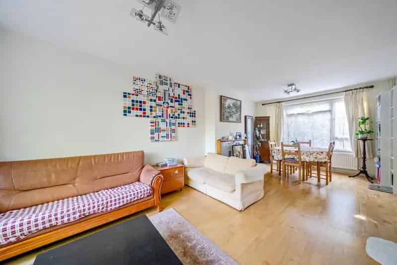3 Bed Semi-Detached House with Large Garden and Garage