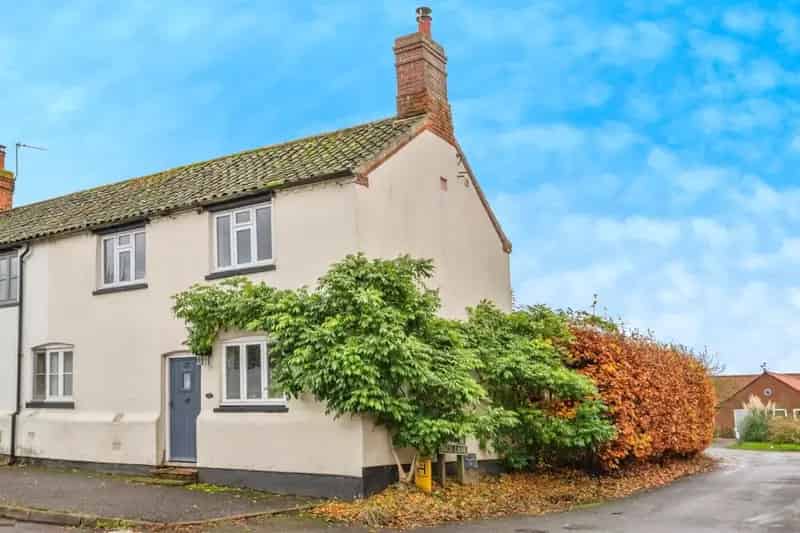 2 Bed Cottage with Garden and Parking