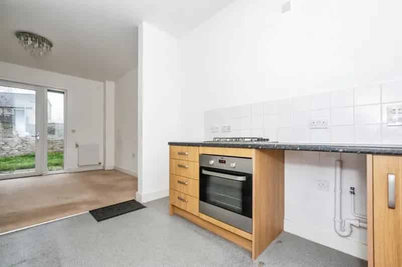 Chain Free Terrace House with Communal Parking and Garden