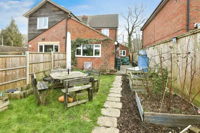 Charming 2-Bedroom Cottage in Colden Common
