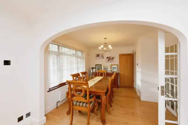 Four Double Bedroom Detached Family Home Broxbourne