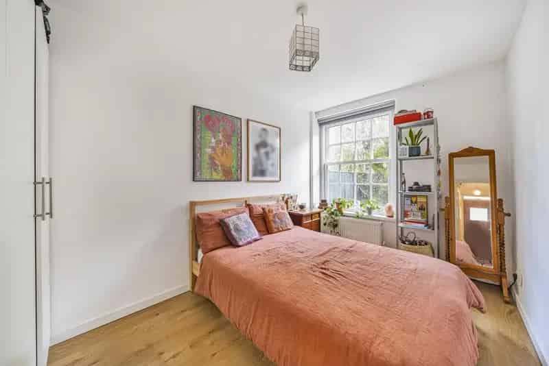 Four Bedroom Apartment Near Vauxhall Tube Station
