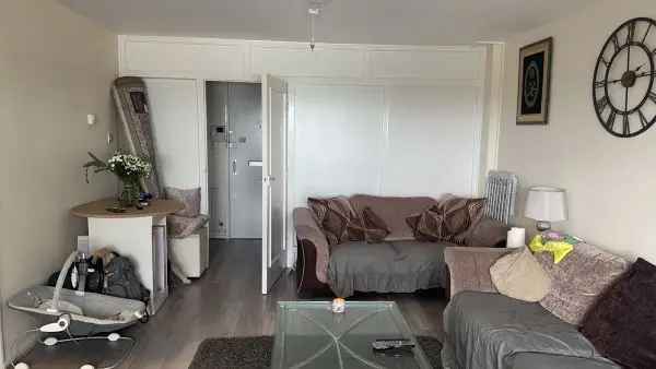 Flat For Rent in Brimpton, England