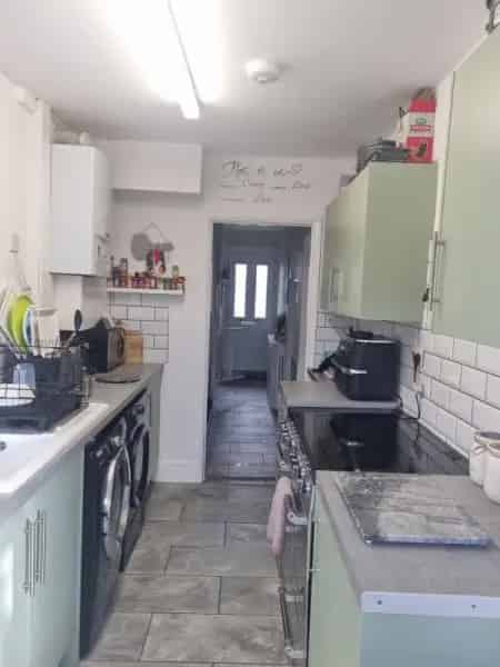 5 Bed House Extended Large Gardens Driveway Close to Amenities