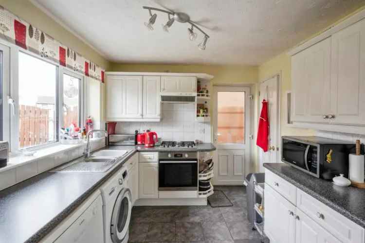 3 Bed House with Conservatory and Garage