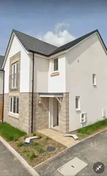 3 Bedroom Detached House with Garden and Driveway