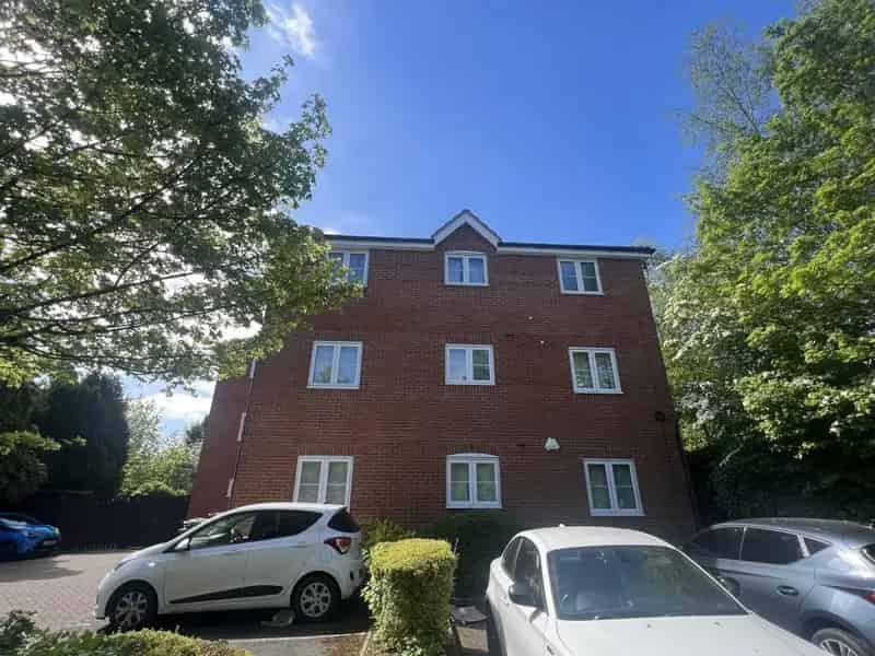 2 Bedroom Flat Newly Refurbished Parking Available Zero Deposit