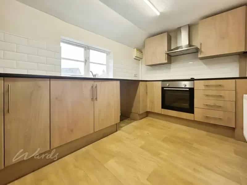 3 Bedroom Flat to Rent Near High Street and Train Station