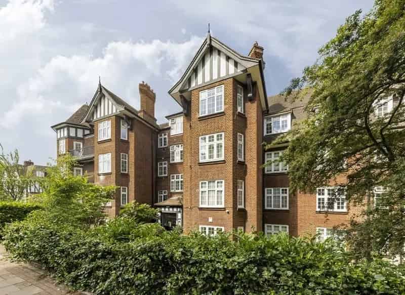 Spacious 3-Double Bedroom Apartment in Popular Mansion Block