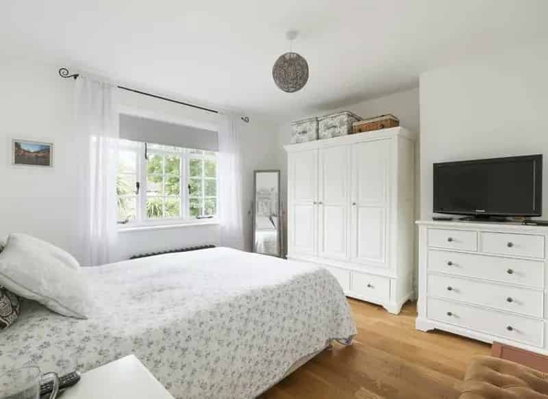 3 Bedroom Family Home Brentham Estate  High Standard Decor Private Garden