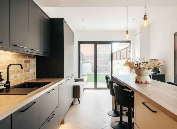 3 Bedroom Freehold House in Tooting with Private Garden
