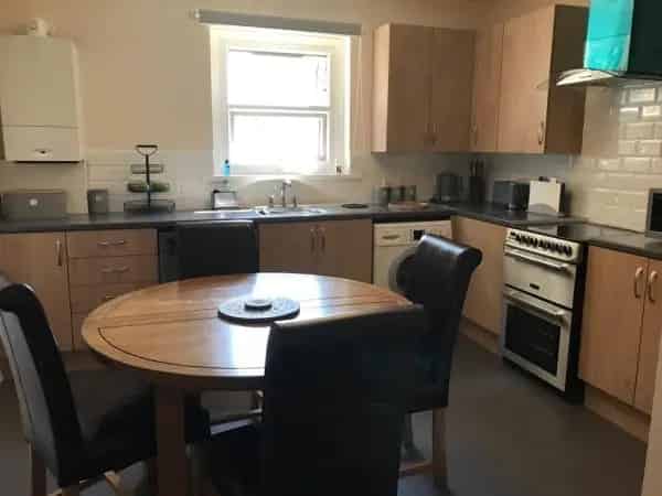 2-Bedroom Flat Near Restaurants and Transport