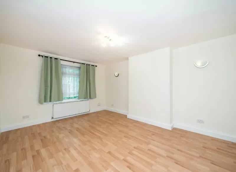 Spacious 2-Bed Flat in Clapham - Secure Block - Ideal for Professionals