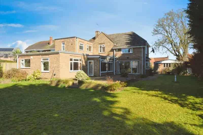 Extended Family Home with Annex Near Pilgrim Hospital