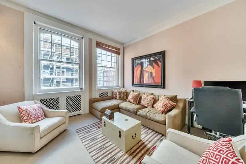 Chelsea 2-Bed Flat - Modern Comfort & Classic Charm