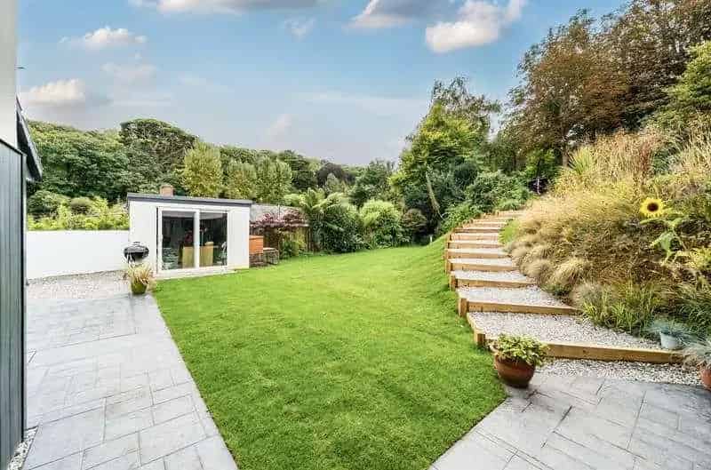 5 bed house for sale