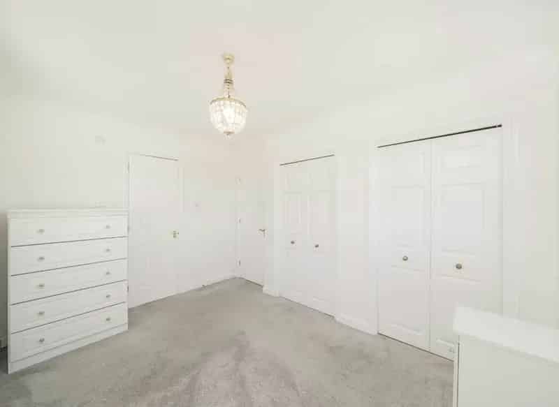 2 Bed Flat with 2 Bathrooms Secure Parking Near Leisure Facilities