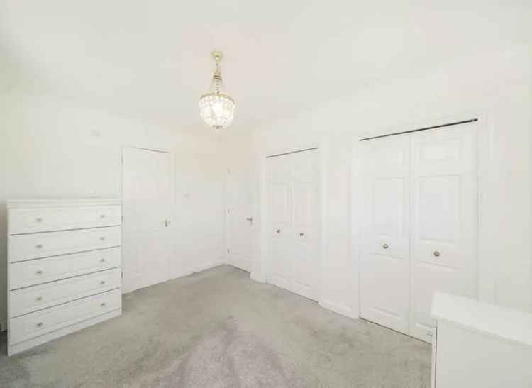 2 Bed Flat with 2 Bathrooms Secure Parking Near Leisure Facilities